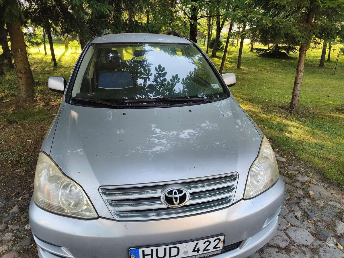 Toyota Avensis Verso - 4