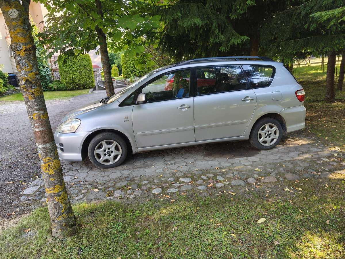 Toyota Avensis Verso - 1