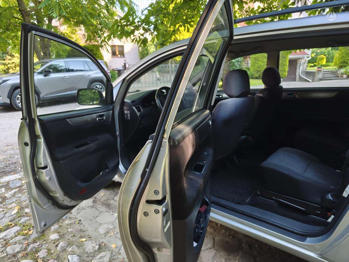 Toyota Avensis Verso - 5