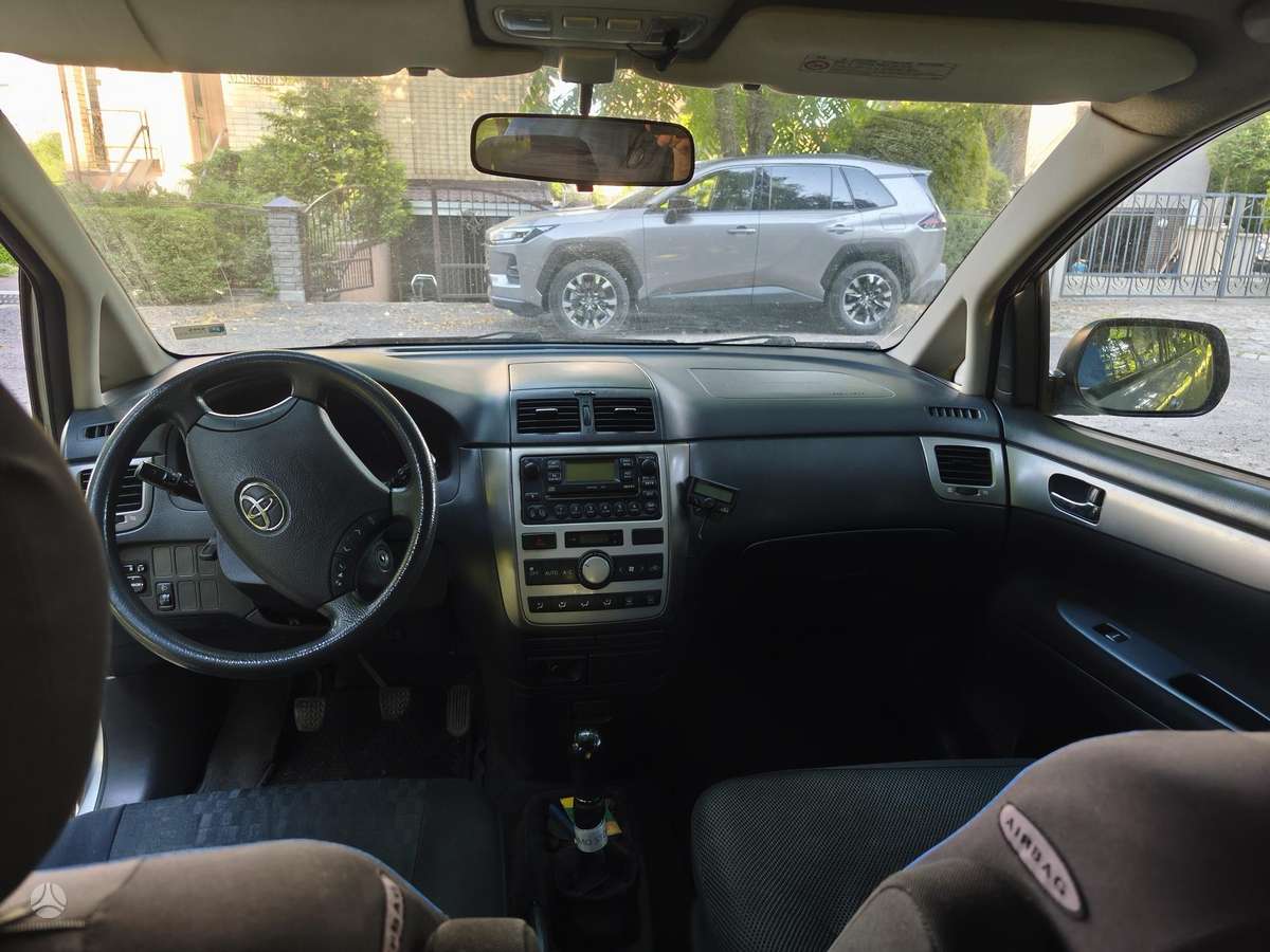 Toyota Avensis Verso - 6