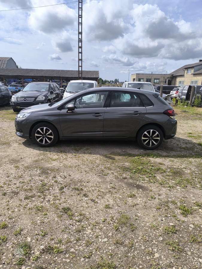 Citroen C4, 1.2 l., hatchback