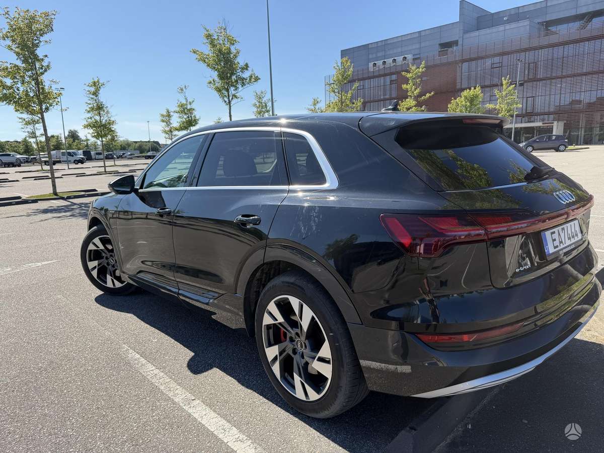 Audi e-tron, 71 kWh, off-road / crossover