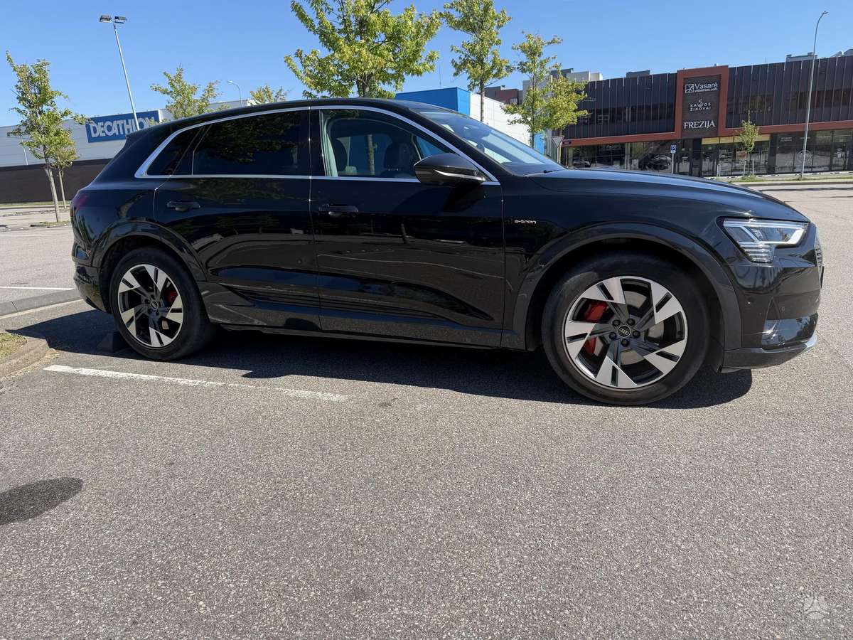 Audi e-tron, 71 kWh, off-road / crossover