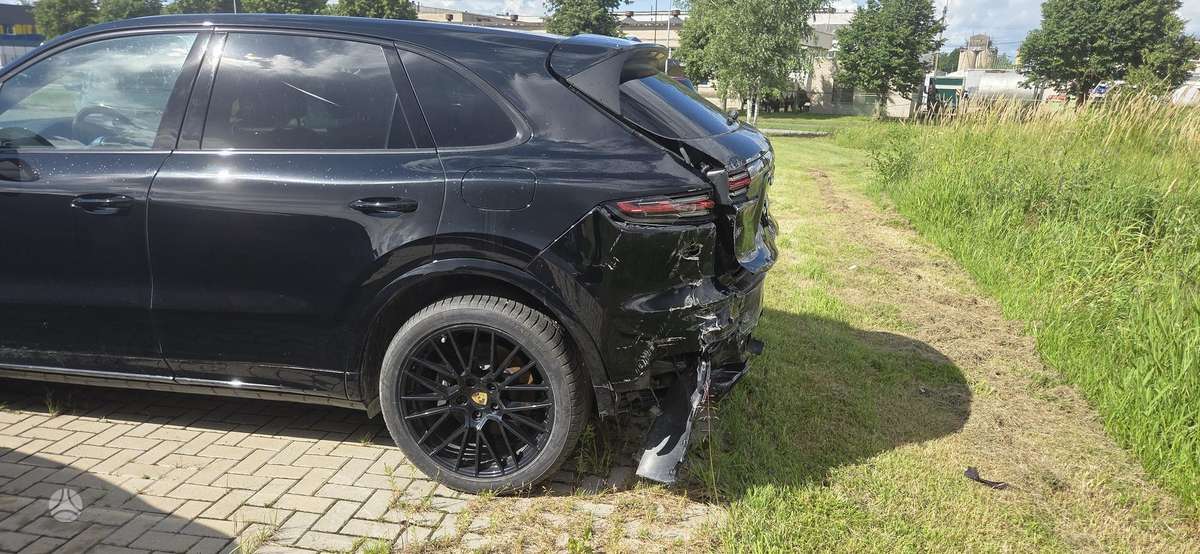 Porsche Cayenne - 4