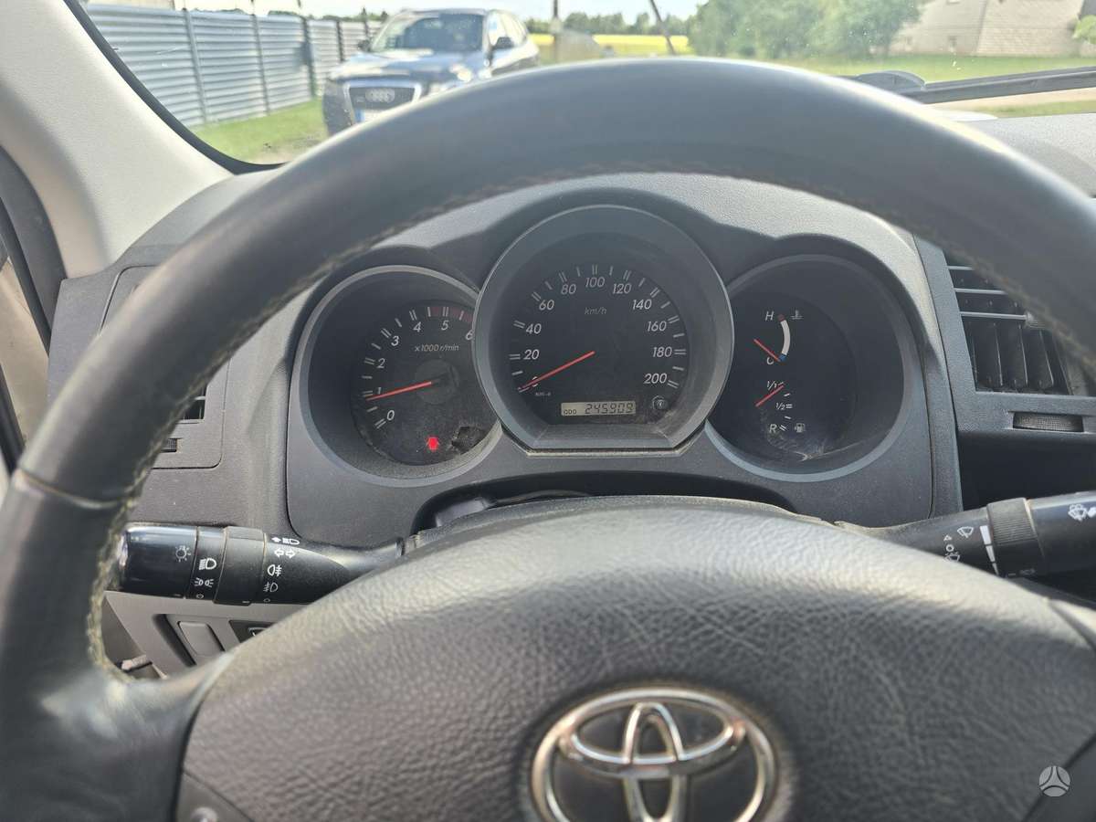 Toyota Hilux - 11