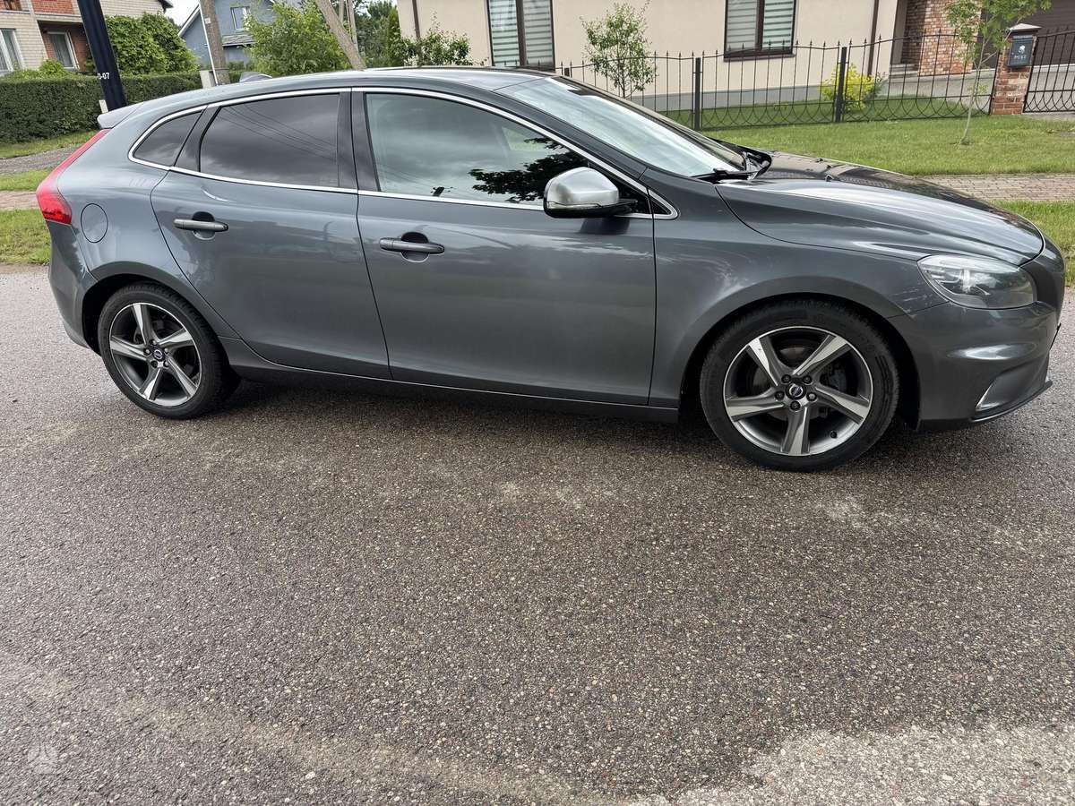 Volvo V40, 1.6 l., hatchback