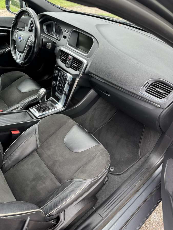 Volvo V40, 1.6 l., hatchback
