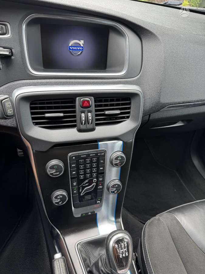 Volvo V40, 1.6 l., hatchback