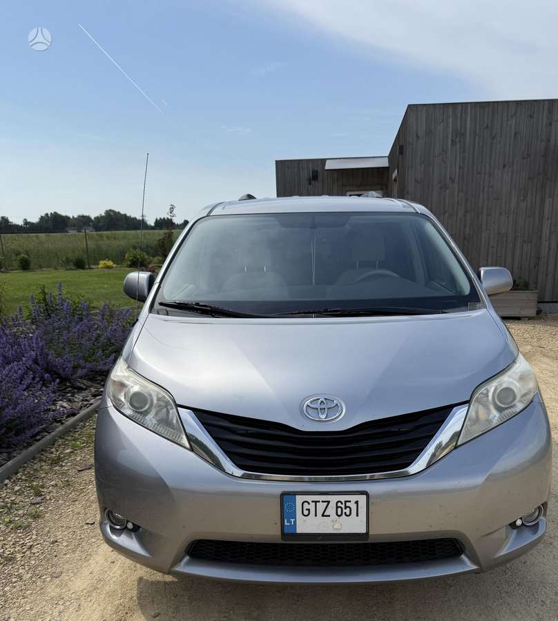 Toyota Sienna - 1