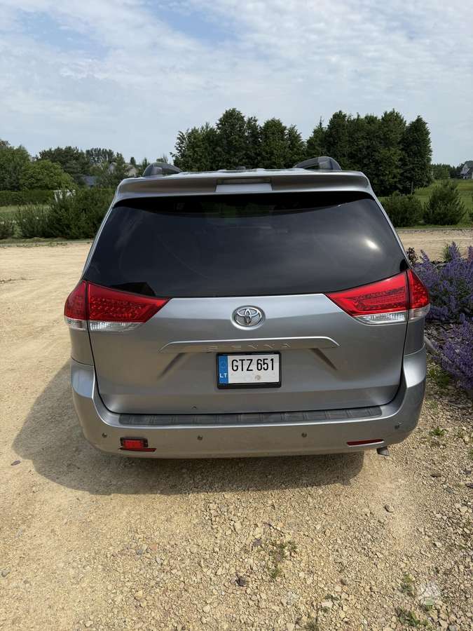 Toyota Sienna - 2