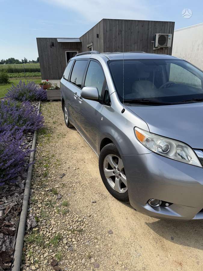 Toyota Sienna - 3