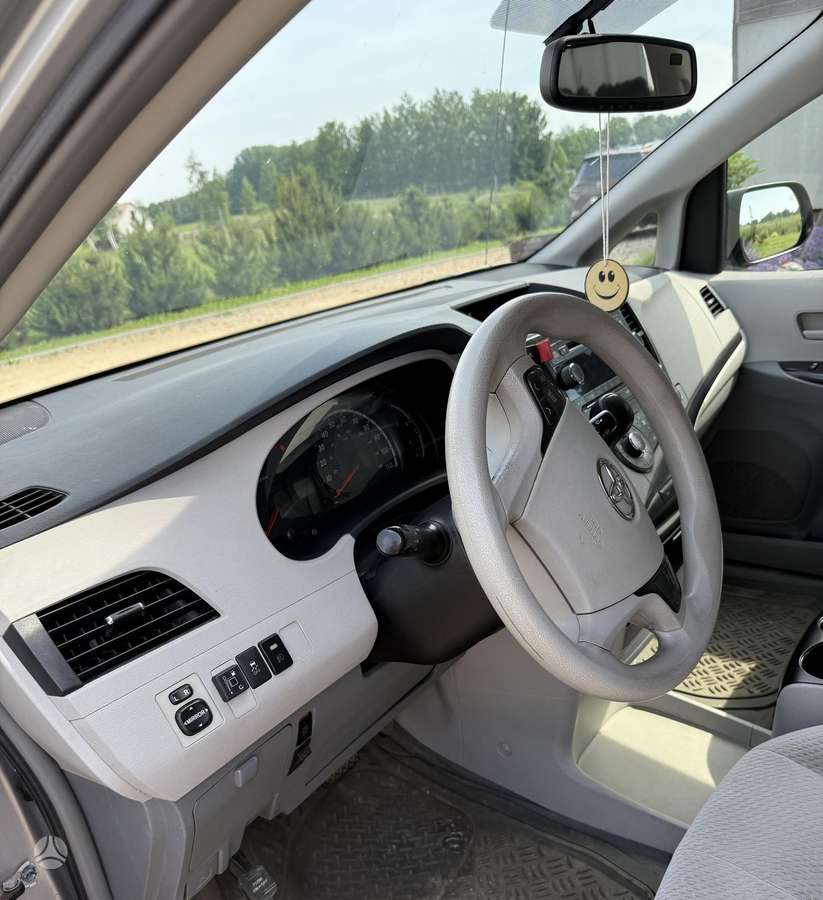 Toyota Sienna - 5