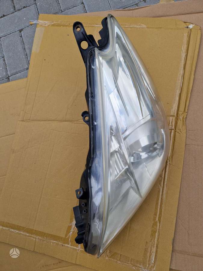 Toyota Prius+ žibintai