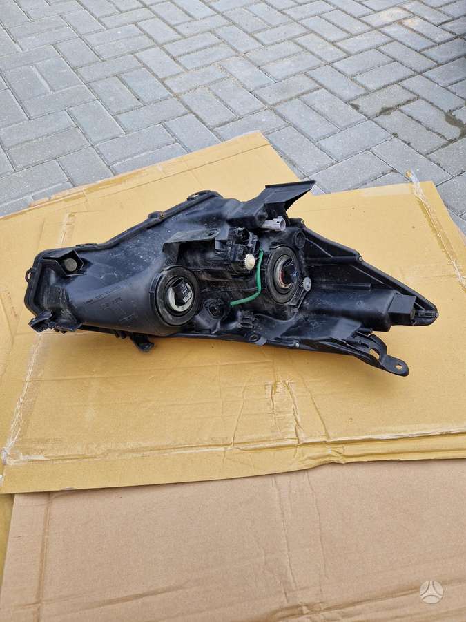 Toyota Prius+ žibintai