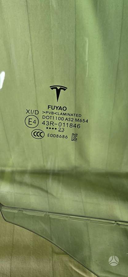 Tesla Model Y logi