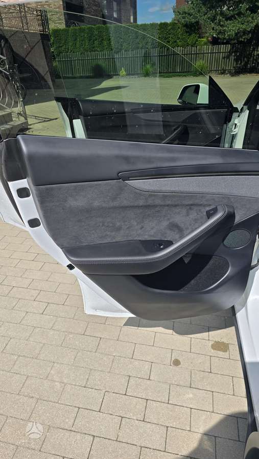 Tesla Model Y, 82 kWh, hatchback
