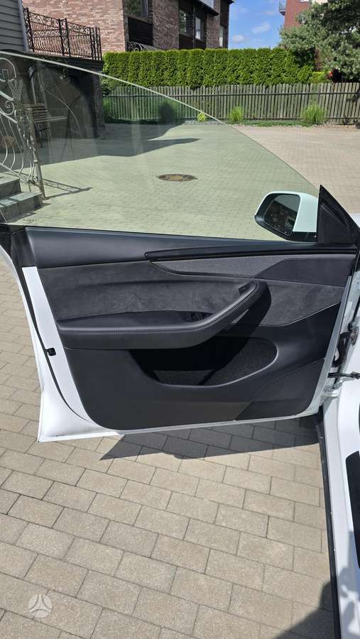 Tesla Model Y, 82 kWh, hatchback