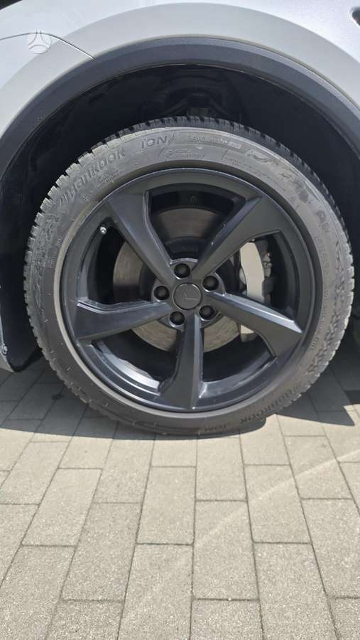 Tesla Model Y, 82 kWh, hatchback