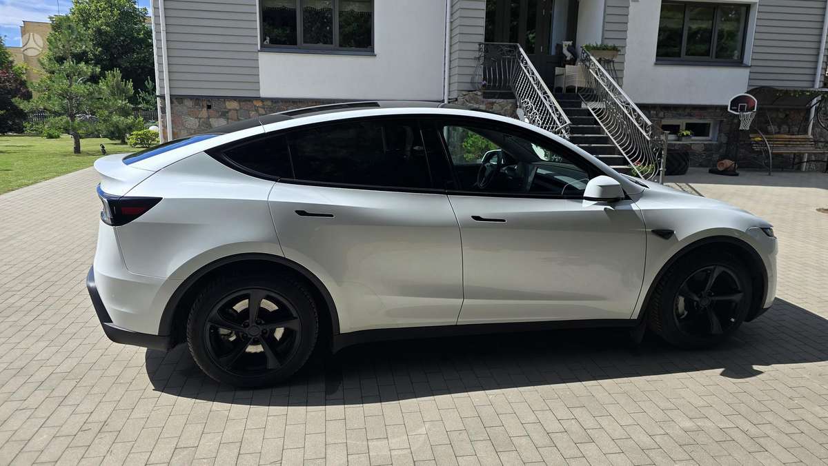 Tesla Model Y, 82 kWh, hatchback