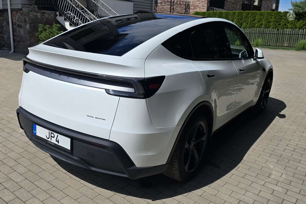 Tesla Model Y, 82 kWh, hatchback
