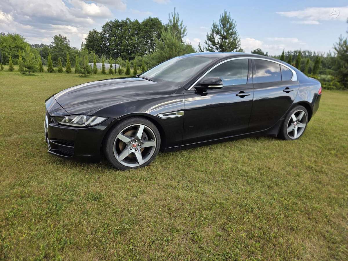 Jaguar XE, Седан