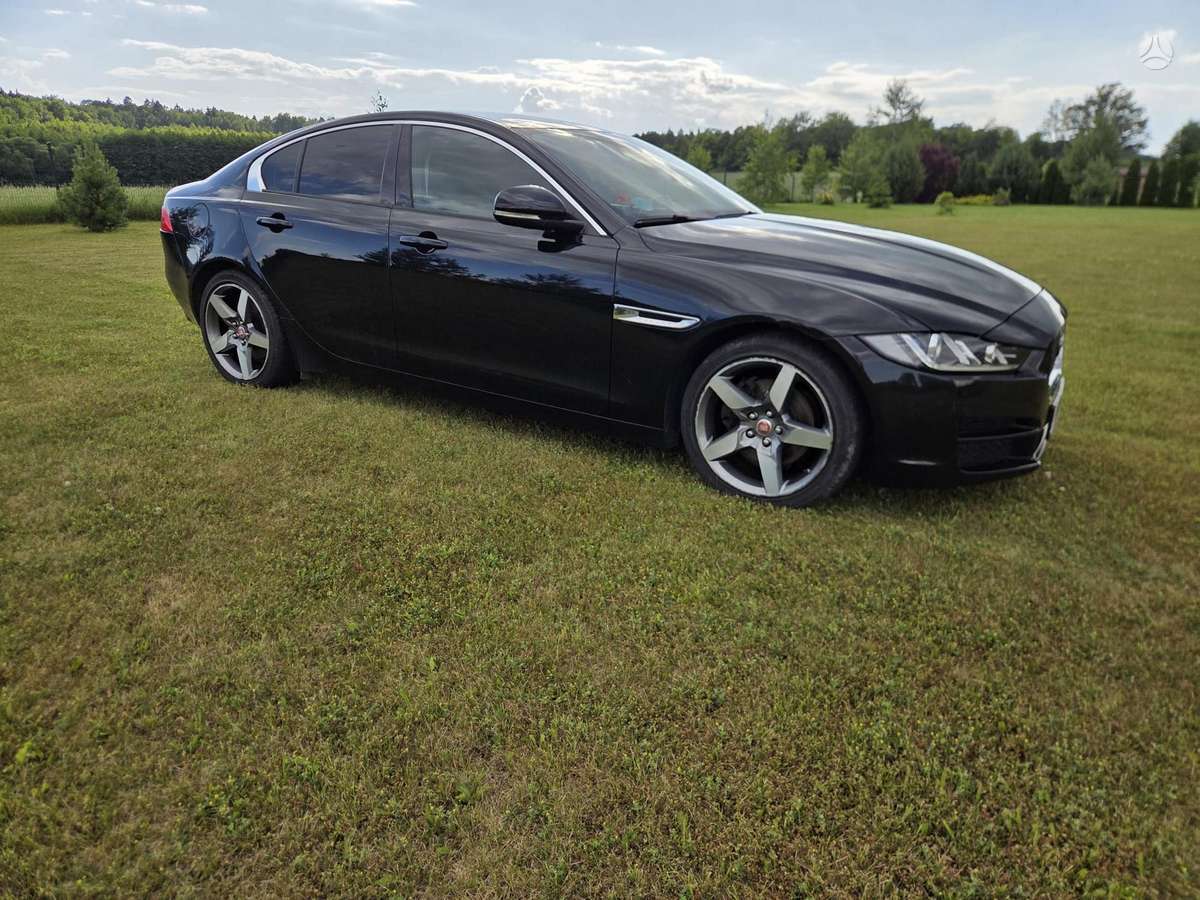 Jaguar XE, Седан