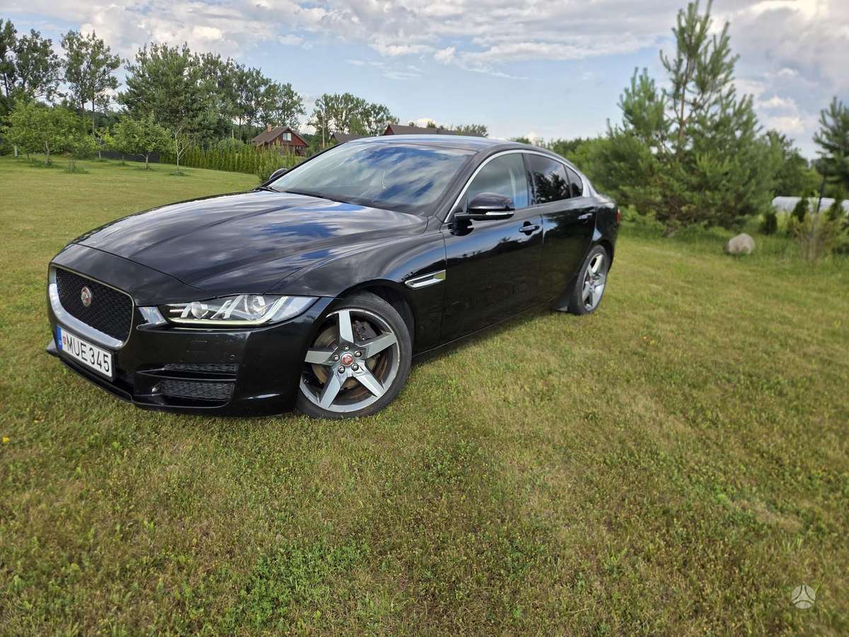 Jaguar XE, Седан