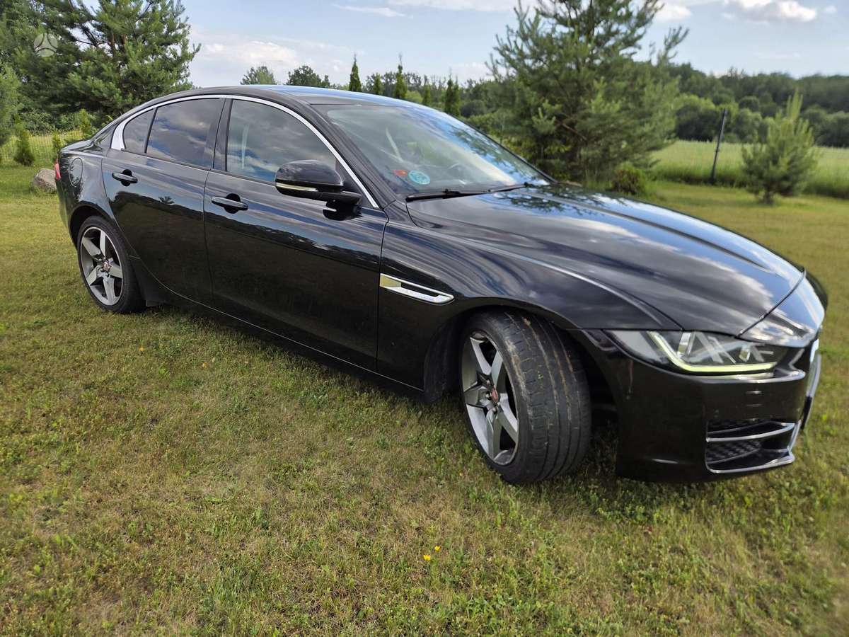Jaguar XE, sedanas