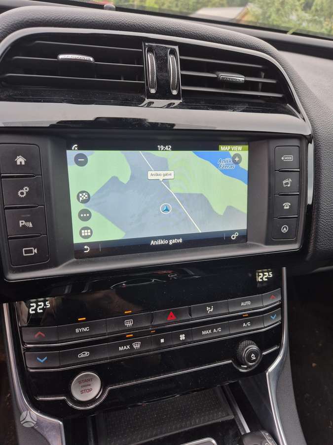 Jaguar XE, Седан