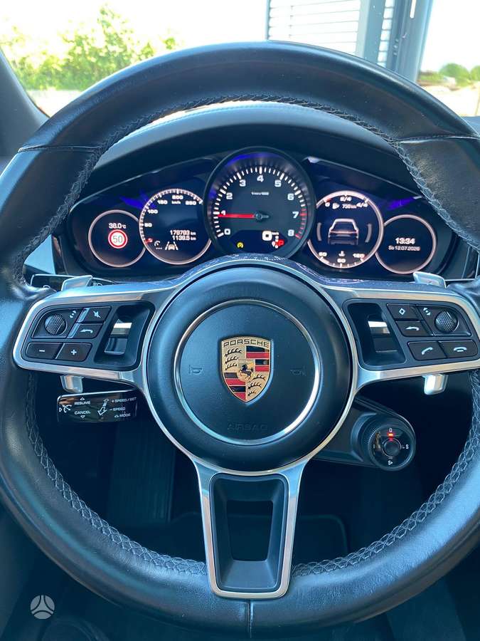 Porsche Cayenne - 8