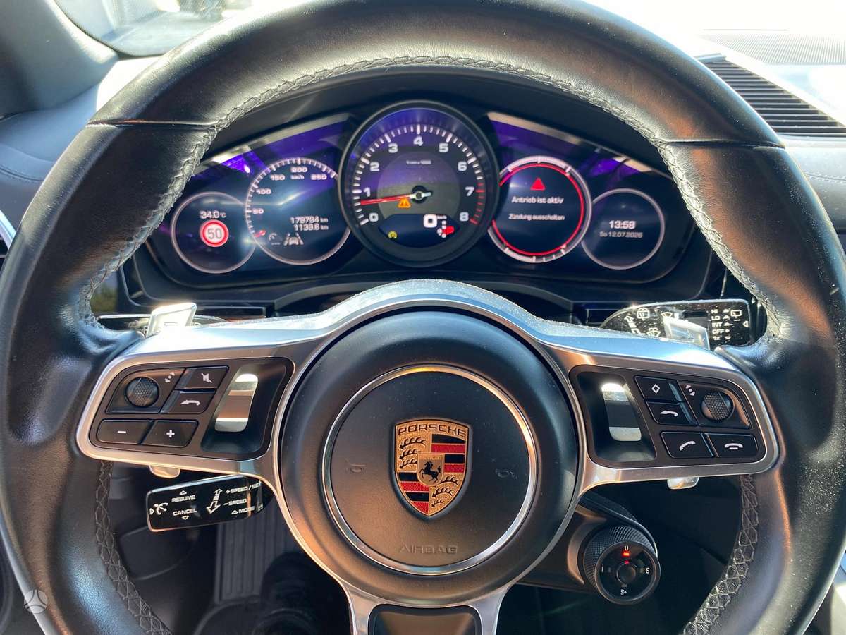 Porsche Cayenne, 3.0 l., off-road / crossover