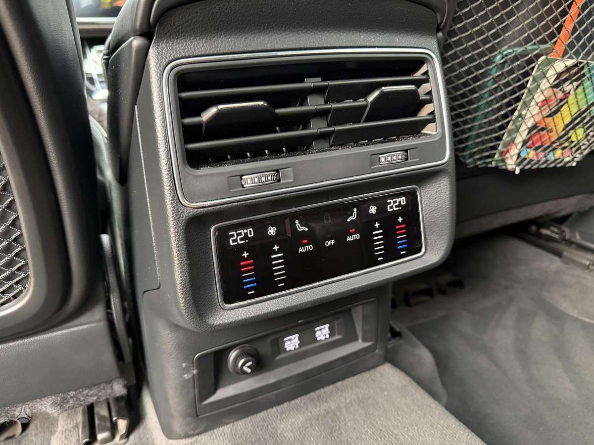 Audi Q8, 3.0 l., off-road / crossover