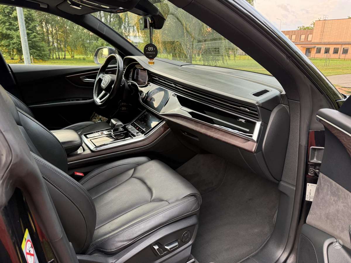 Audi Q8, 3.0 l., off-road / crossover