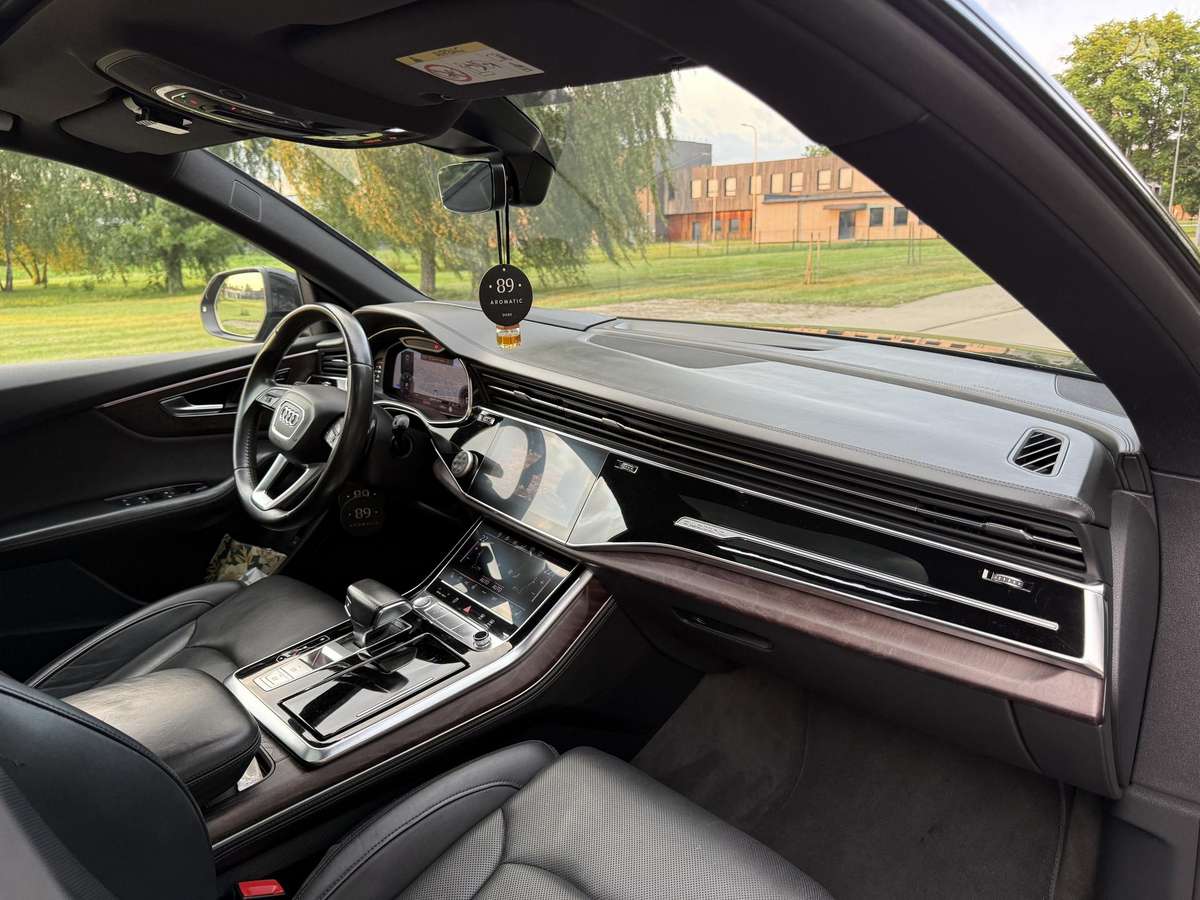 Audi Q8, 3.0 l., off-road / crossover