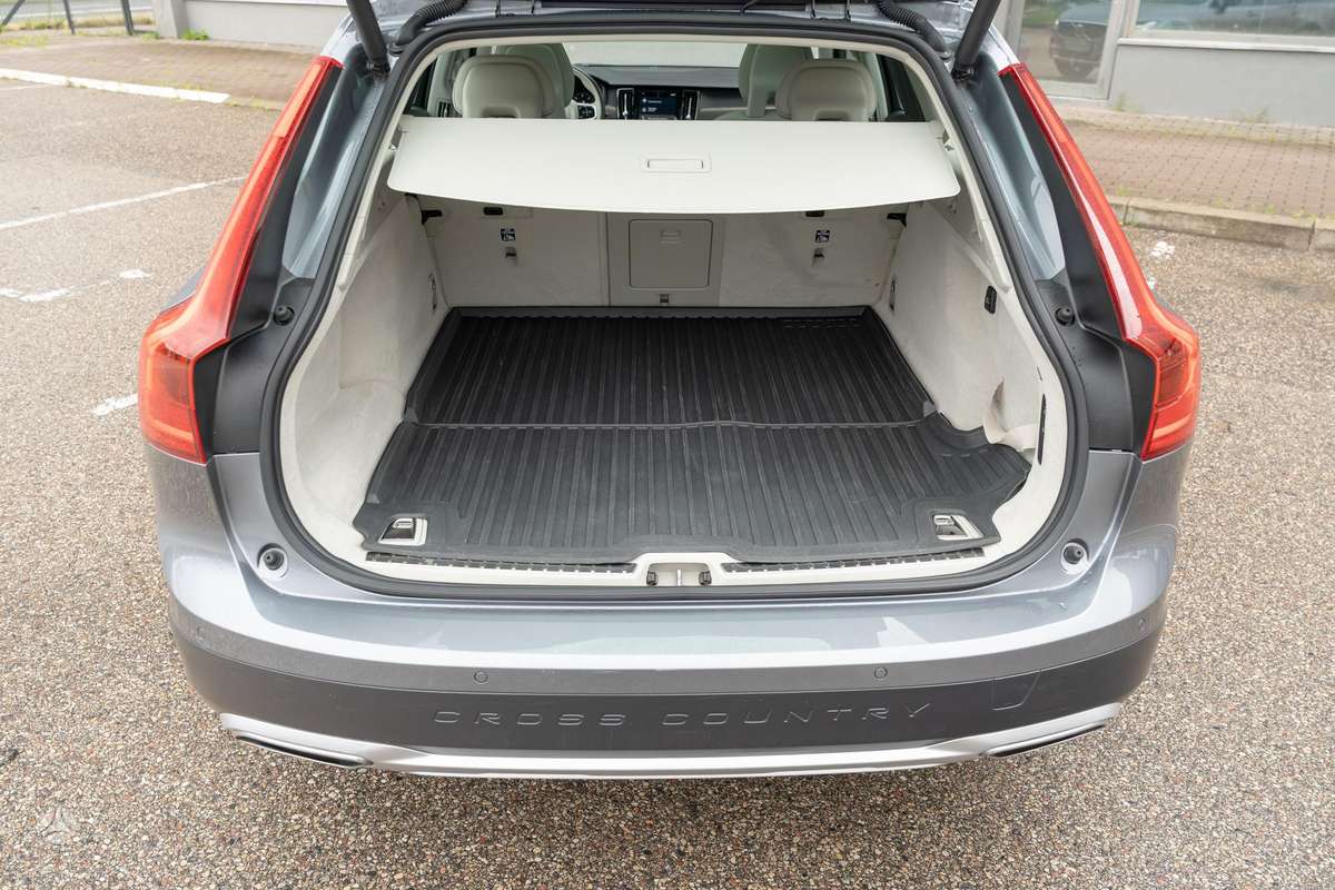 Volvo V90 Cross Country - 11