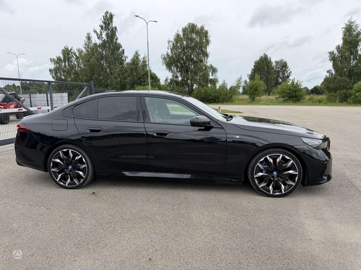 BMW i5, sedanas