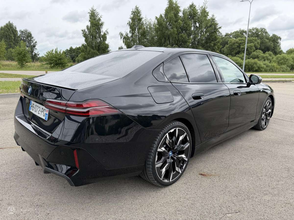 BMW i5, sedanas
