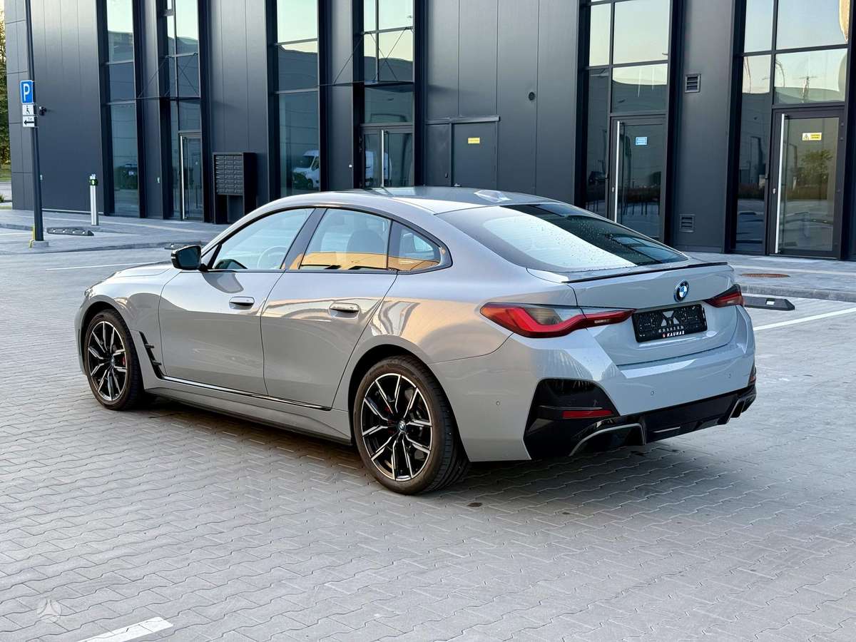 BMW i4, Седан
