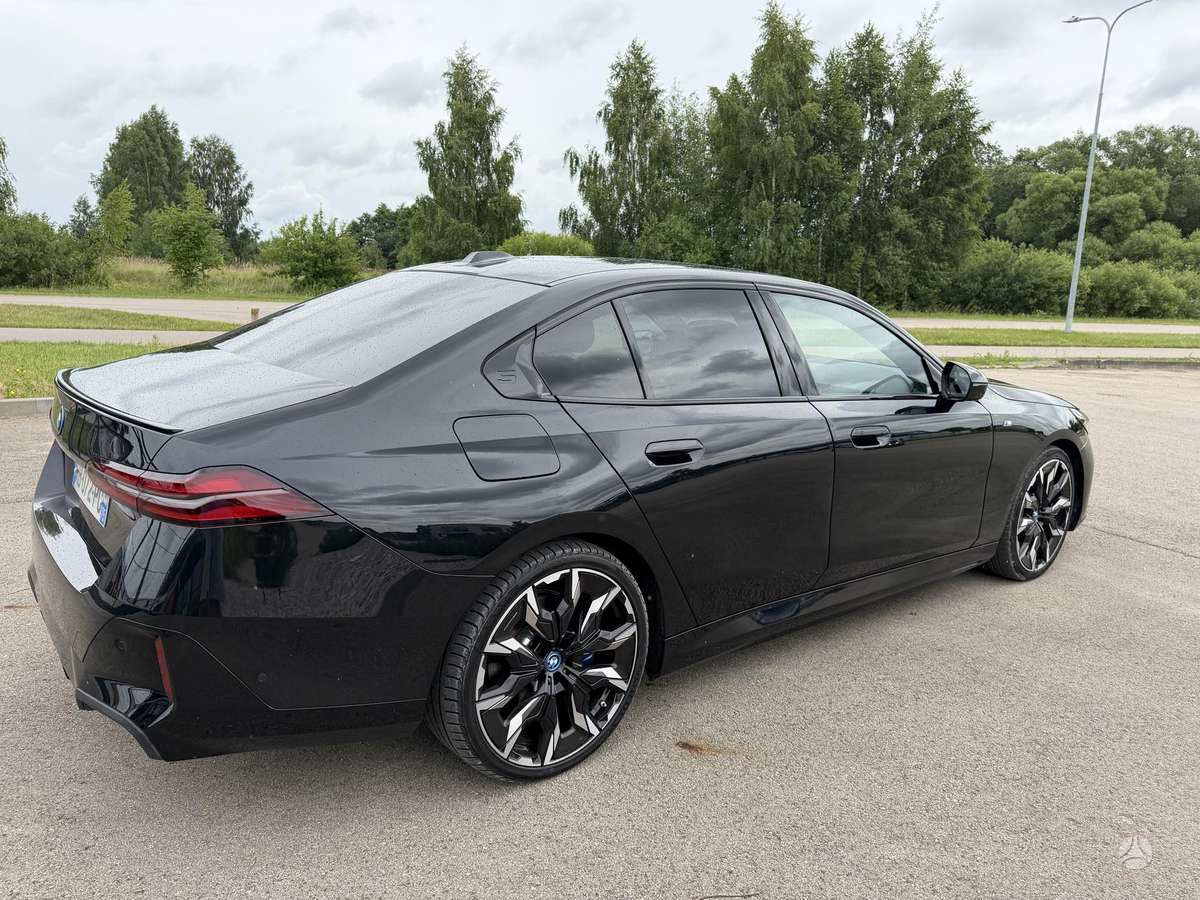 BMW i5, sedanas