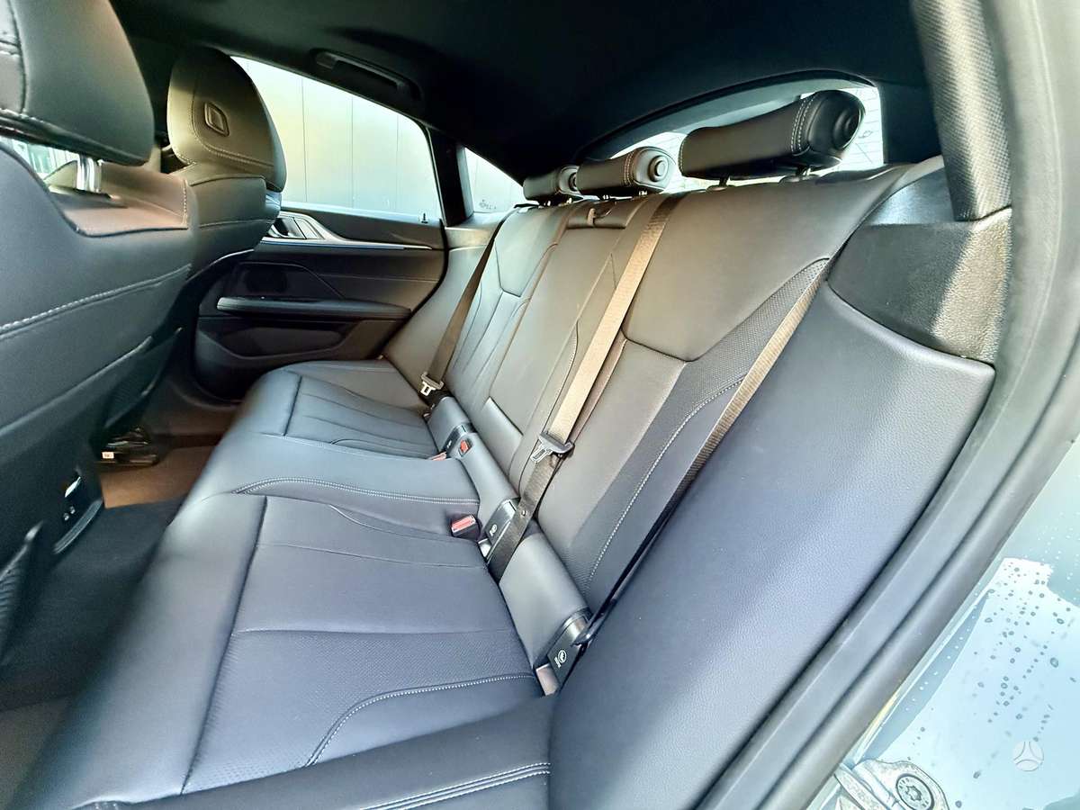 BMW i4, sedanas