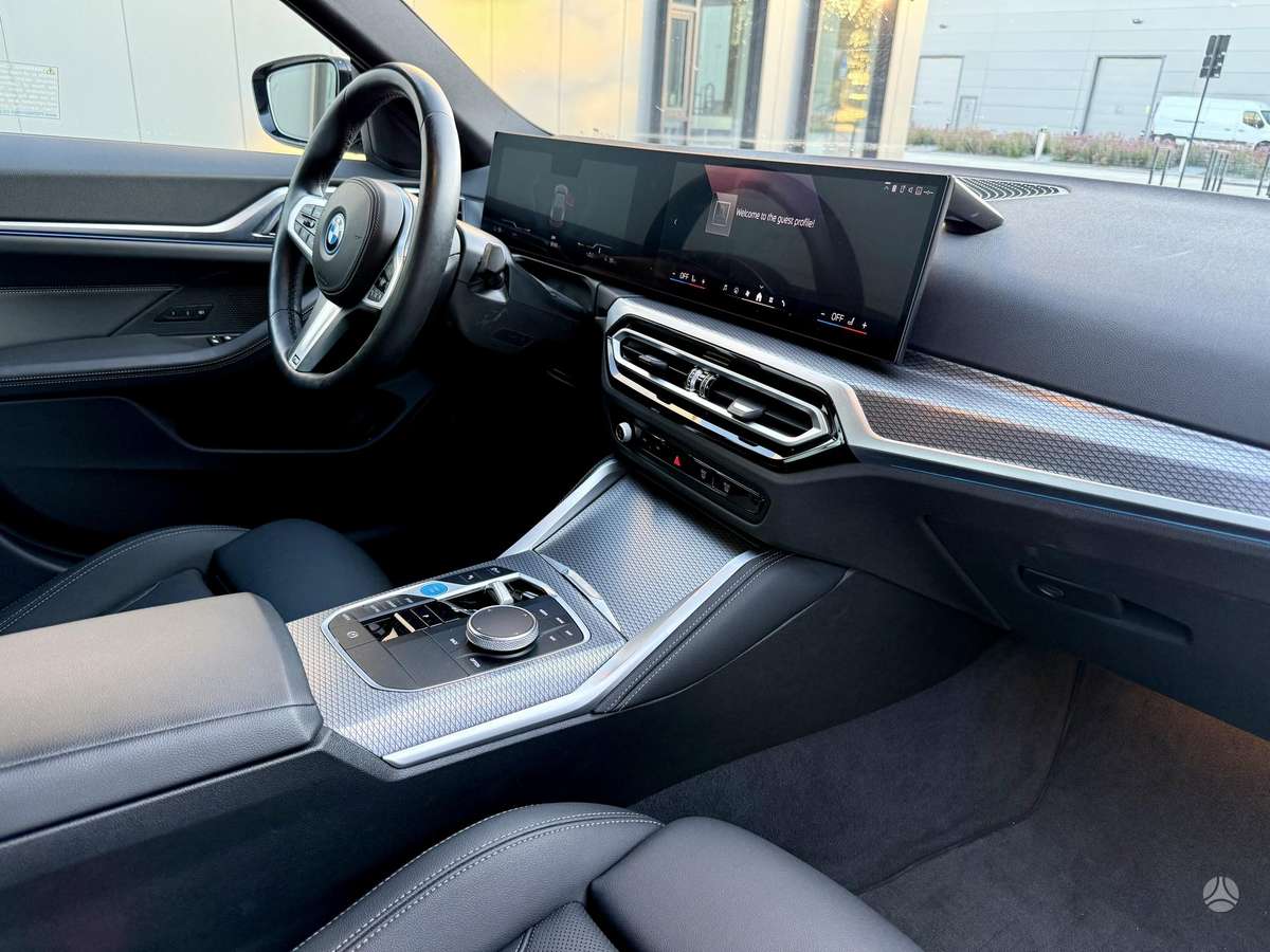 BMW i4, Седан