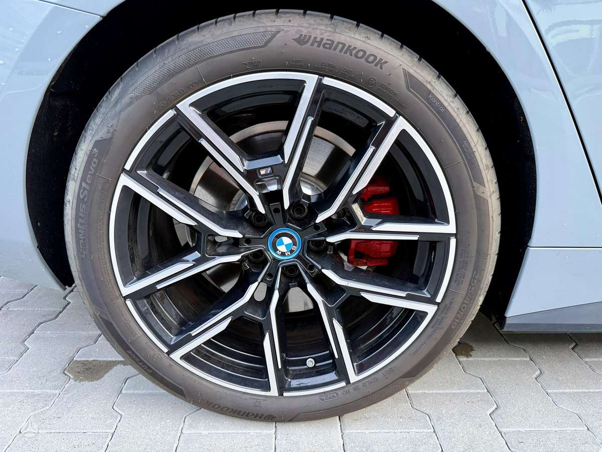 BMW i4, sedanas