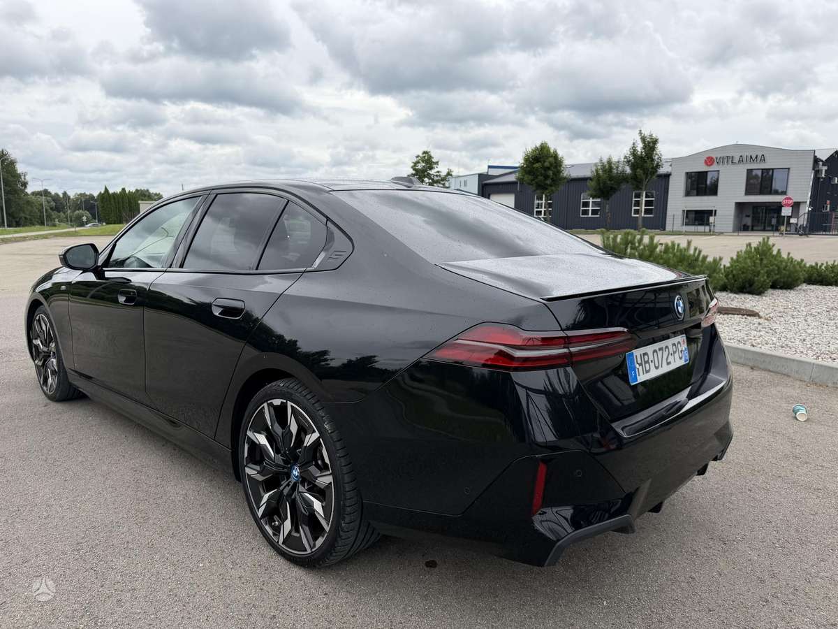 BMW i5, sedanas