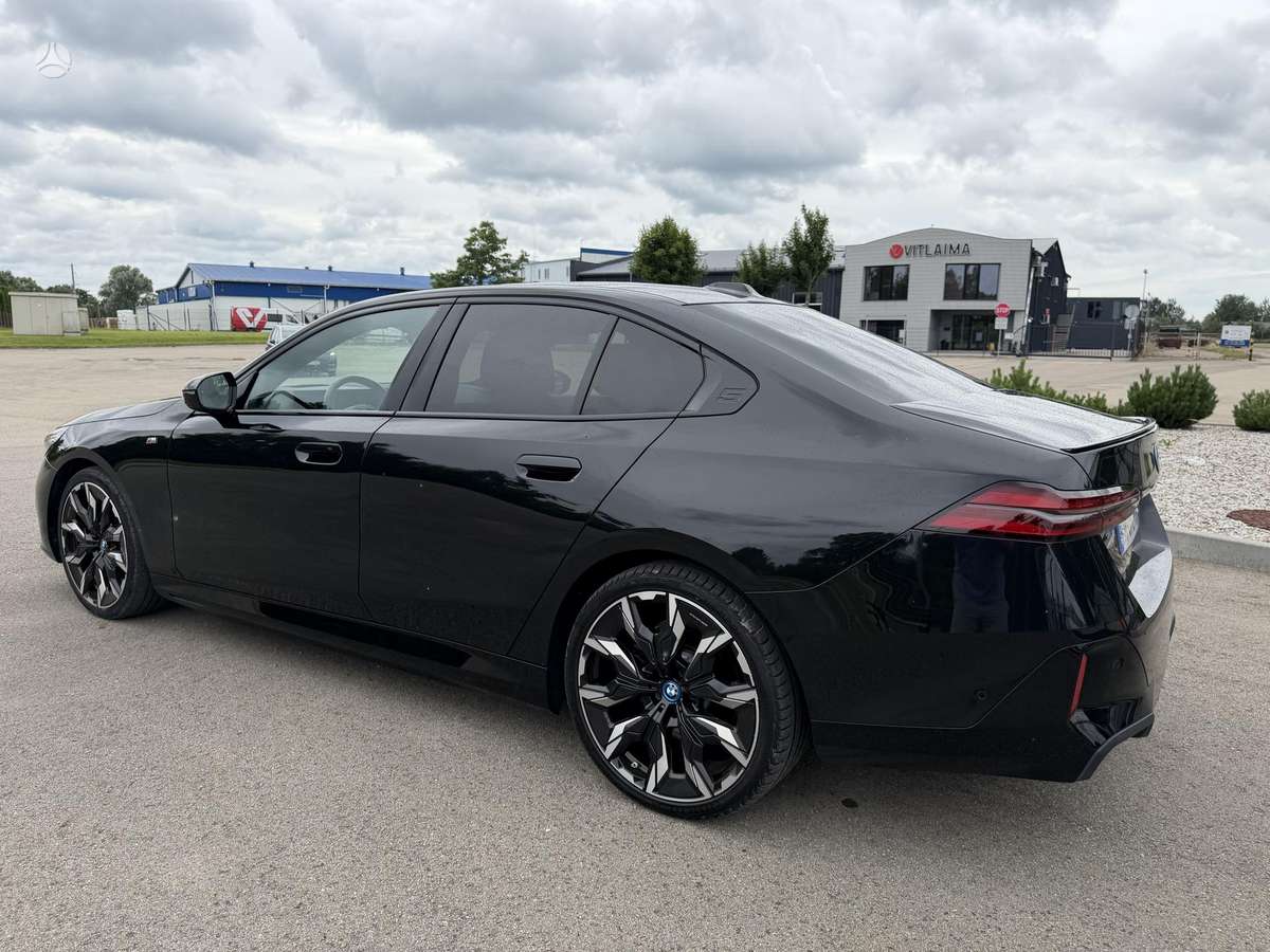BMW i5, sedanas
