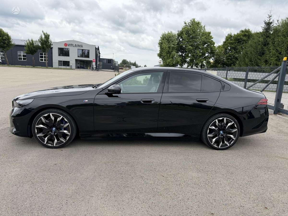 BMW i5, sedanas