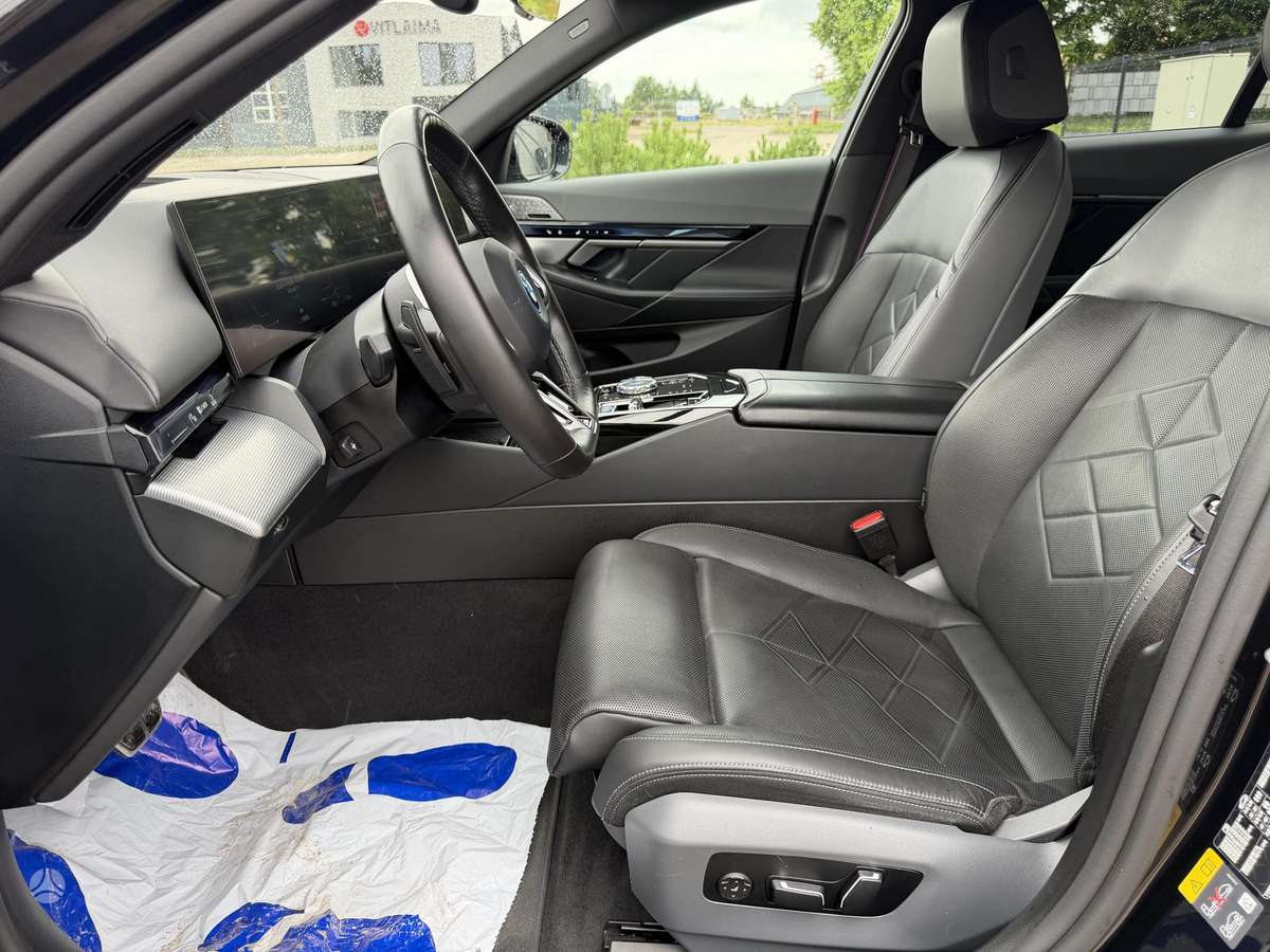 BMW i5, sedanas