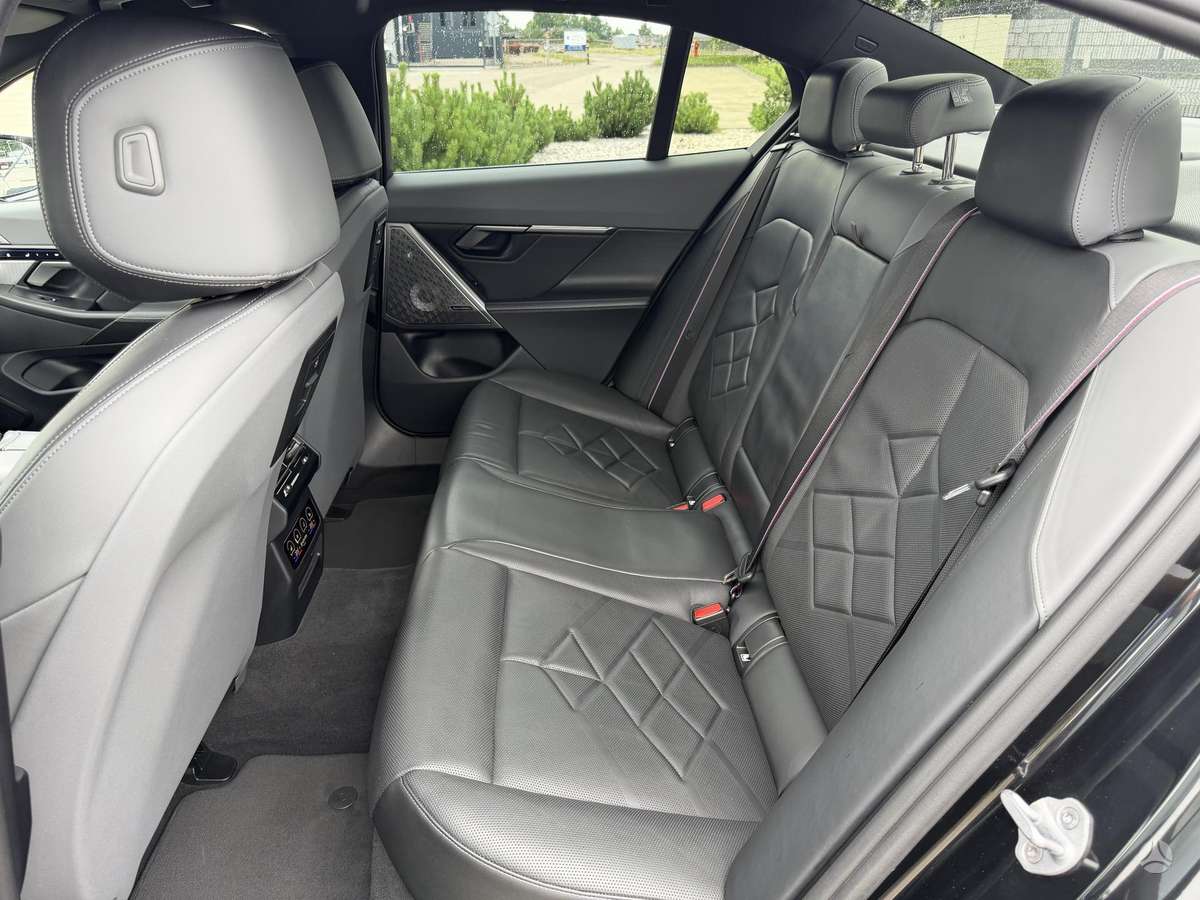 BMW i5, sedanas