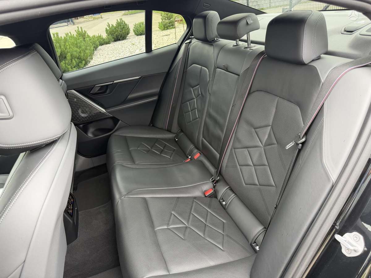 BMW i5, sedanas