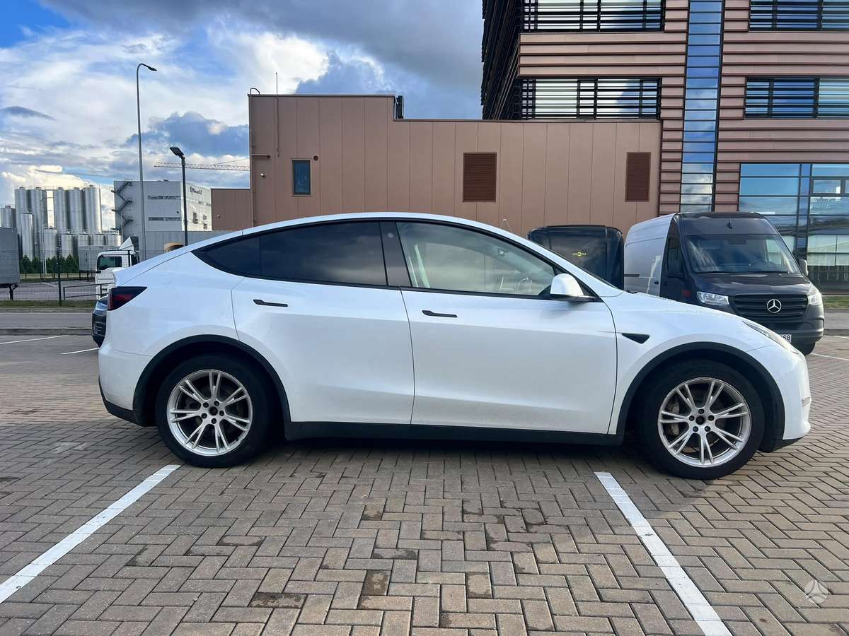 Tesla Model Y, 81 kWh, off-road / crossover