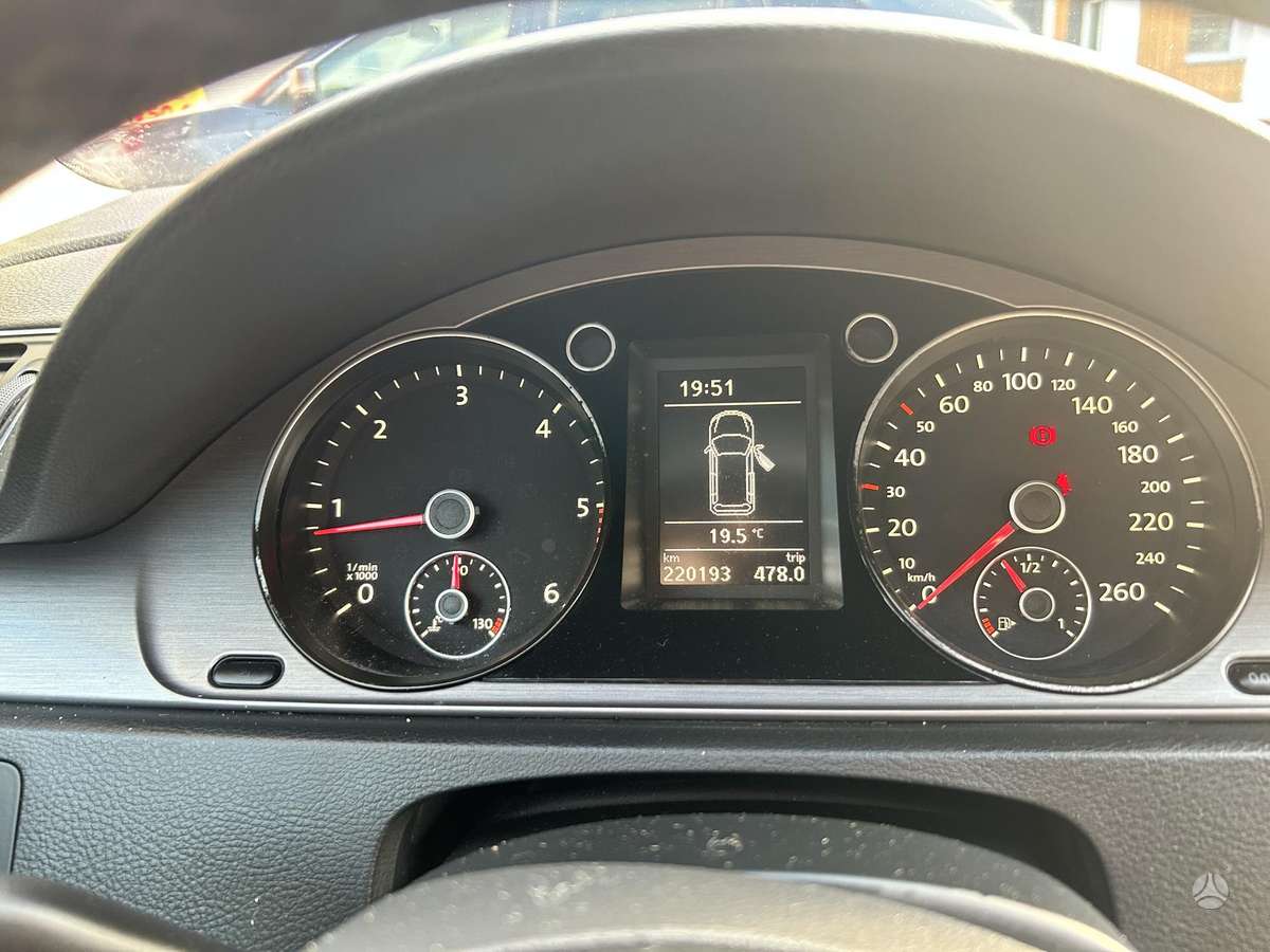 Volkswagen Passat - 4